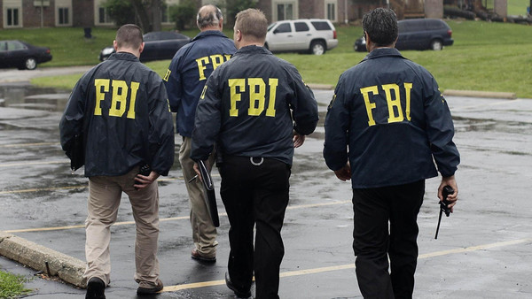 FBI يحقق مع 300 لاجئ