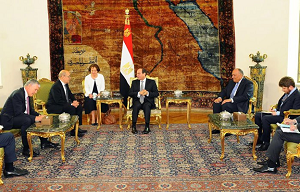 السيسي يطالب المجتمع