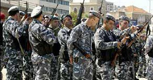لبنان تحيل 10 أشخاص