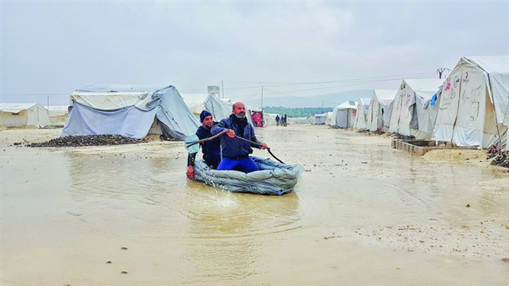 حشود إيرانية تنافس