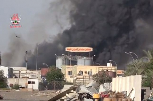 الحوثيون يحرقون مصانع