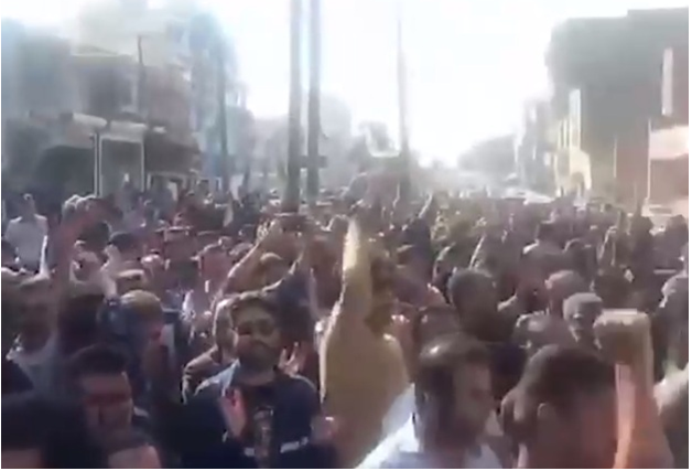 نائب إيراني يندد