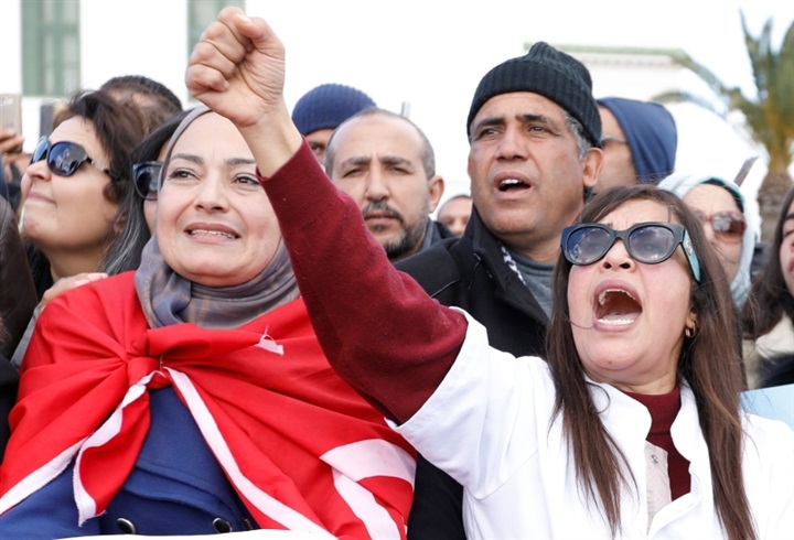 «النهضة» تخلع قناع