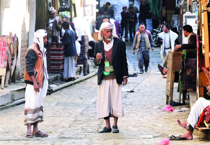الحوثي يفصل 500 معلم