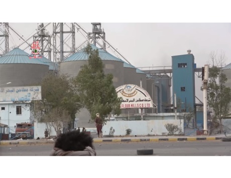 الحوثيون يقصفون مجدداً