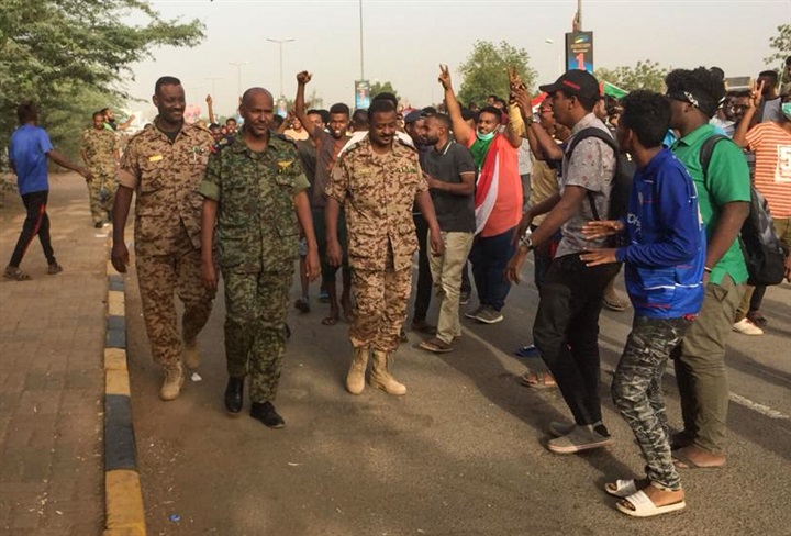 البيان.. جنود داهموا