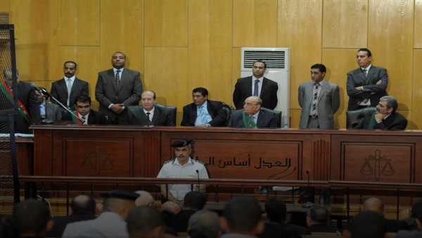 محاكمة 15 طالبًا