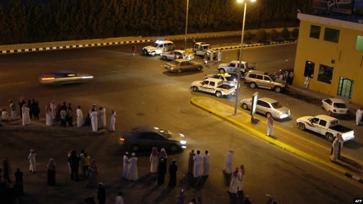 الحوثيون يهددون بقصف