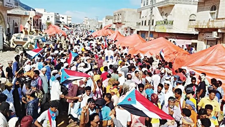 أهالي سقطرى يعرون